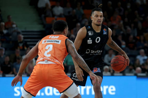 通过短传与 通过短传与